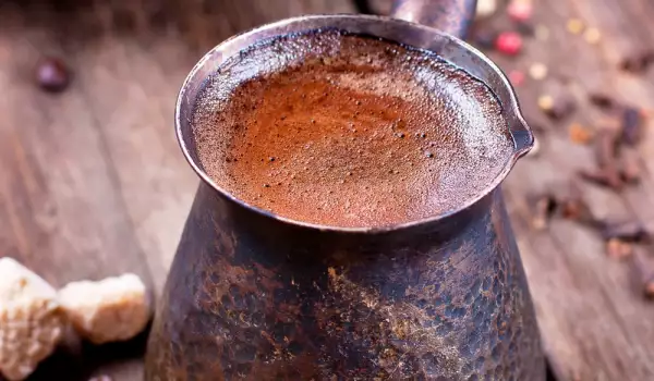 ¿Cómo hacer café turco en cezve?