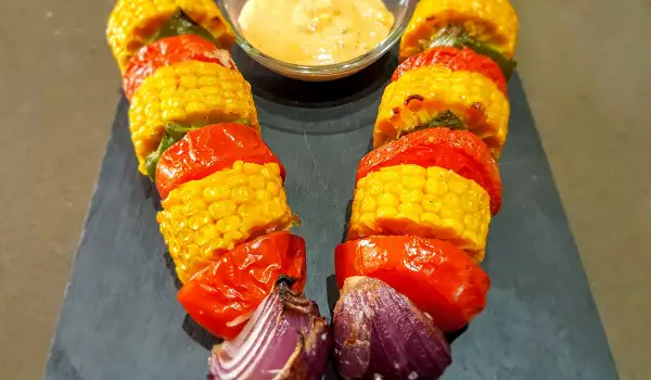 Brochetas de maíz con salsa