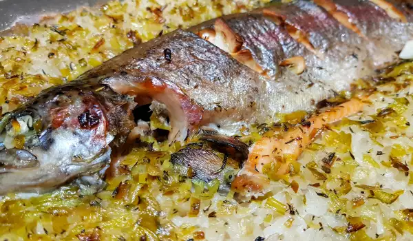 Trucha arcoíris al horno con arroz y puerros