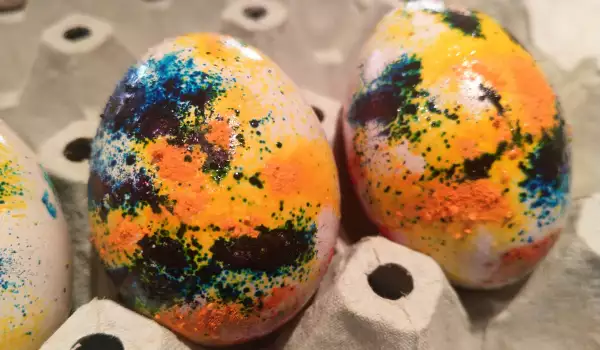 Huevos pintados con gelatina