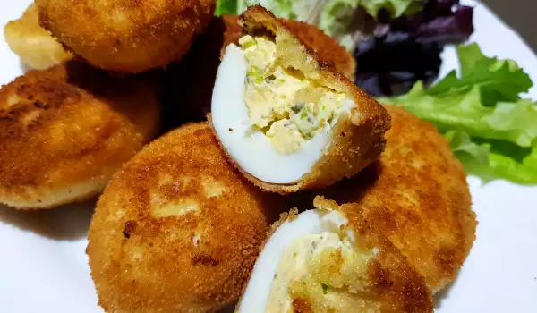 Huevos rellenos en empanado crujiente
