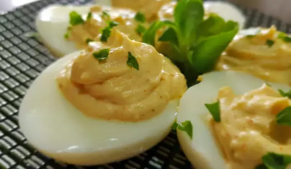 Huevos rellenos con yema y mayonesa