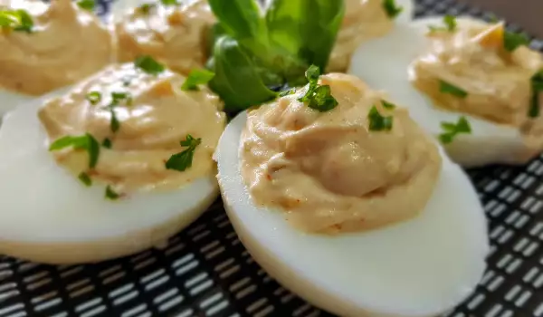 Huevos rellenos con yema y mayonesa