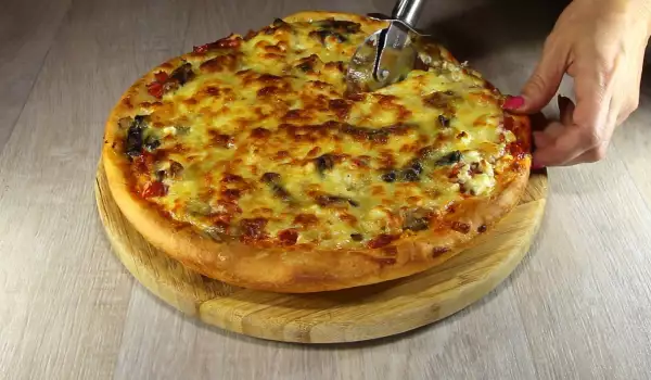 Pizza casera con queso y champiñones
