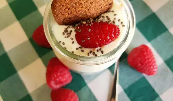 Yogur colado casero con frambuesas y galletas