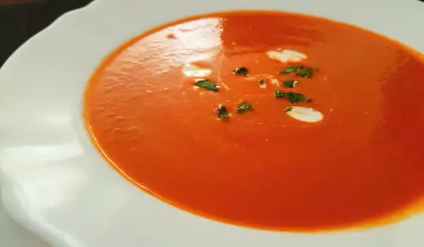 Sopa de tomate con nata
