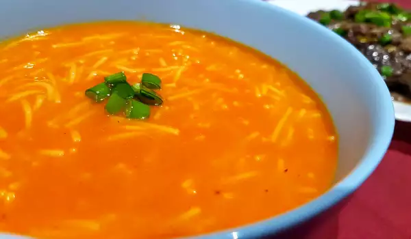 Sopa vegana de tomate y fideos