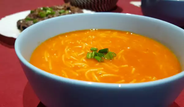 Sopa vegana de tomate y fideos