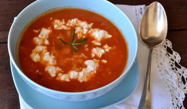 Sopa de tomate con arroz y queso feta