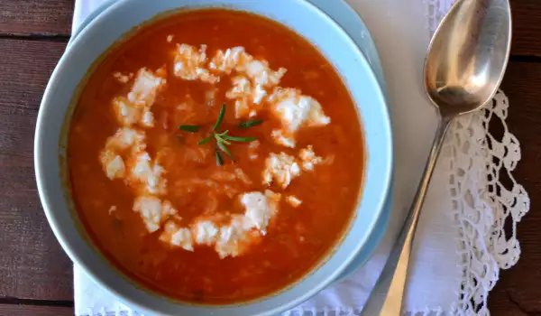 Sopa de tomate con arroz y queso feta