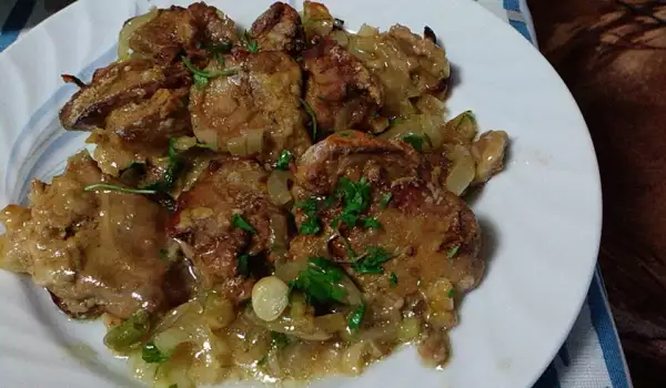 Hígados de pollo al horno con cebolla y ajos tiernos