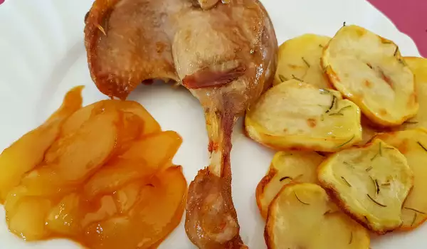 Confit de pato con peras caramelizadas y patatas