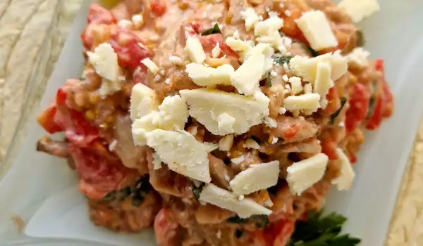 Ensalada de berenjenas con tomate, mayonesa y queso de cabra
