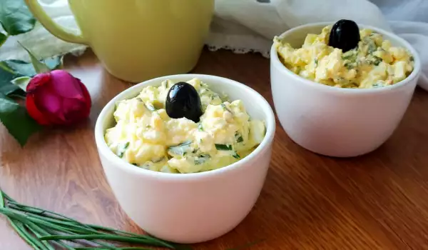 Ensaladilla de huevos con queso y mayonesa