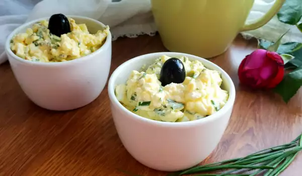 Ensaladilla de huevos con queso y mayonesa