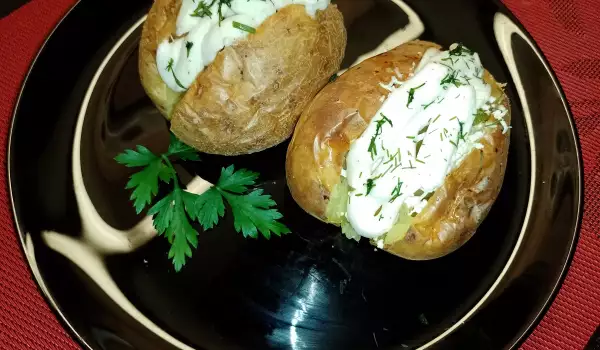 Patatas rellenas de pepinillos y queso