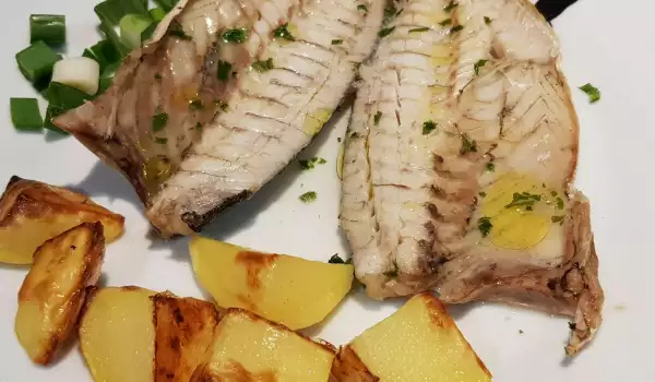 Filete de pescado blanco con ajos tiernos y guarnición
