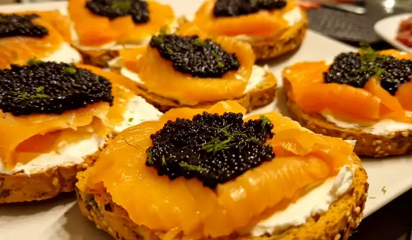 Tostadas de salmón y caviar para los invitados