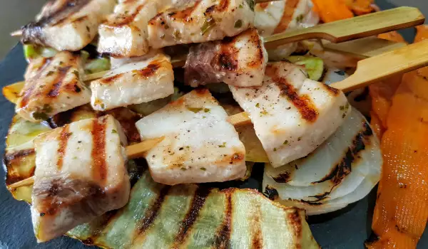 Brochetas de pescado con verduras a la parrilla