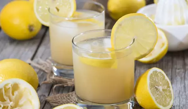 Bebida con zumo de limón