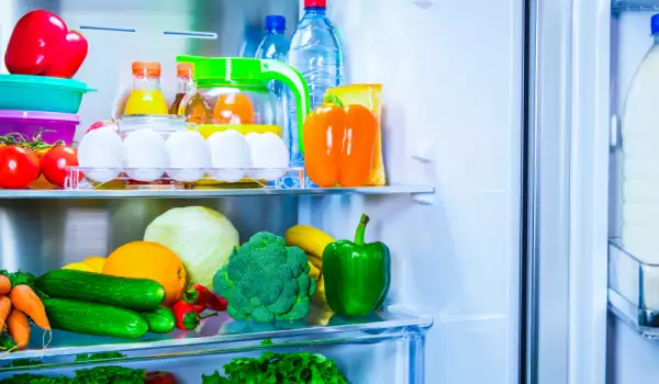 ¿Por qué el frigorífico congela los alimentos y hace ruido?