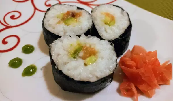 Futomaki con salmón y aguacate