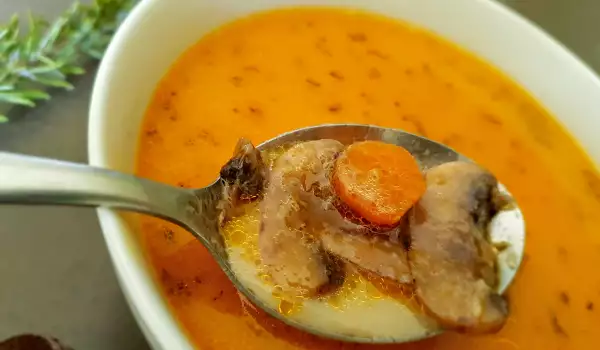Sopa de champiñones espesada con yogur y yemas