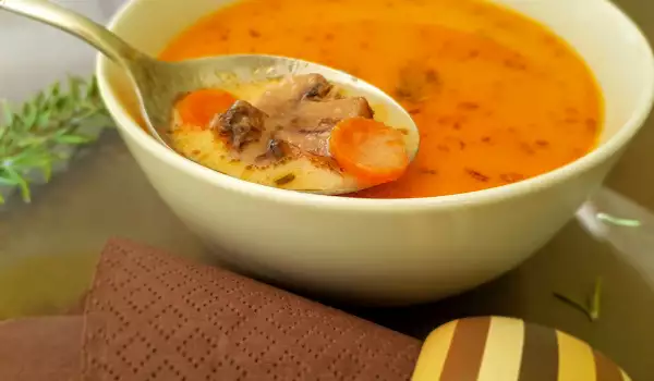 Sopa de champiñones espesada con yogur y yemas