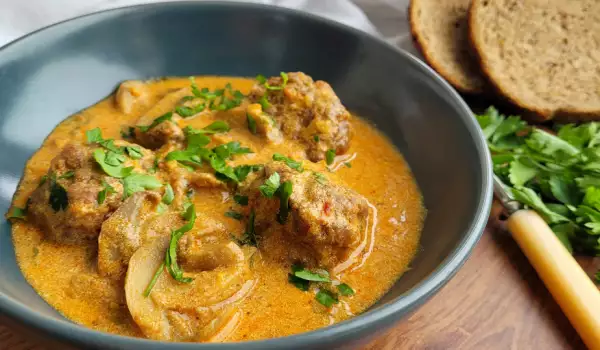 Albóndigas con champiñones en salsa de curry