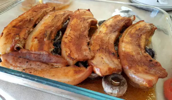 Panceta de cerdo al horno con champiñones