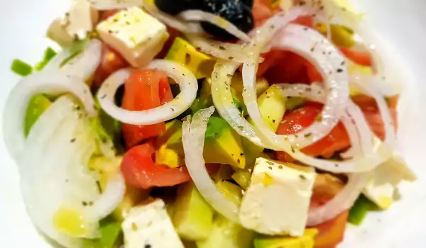 Ensalada griega con aguacate