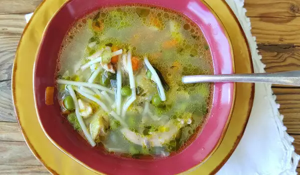Sopa de verdura con pollo y guisantes