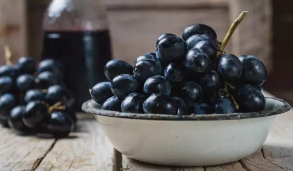 Uvas negras en plato