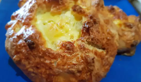Khachapuri georgiano con huevos y queso