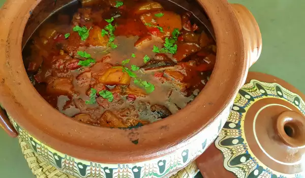 Carne y verduras en olla de barro