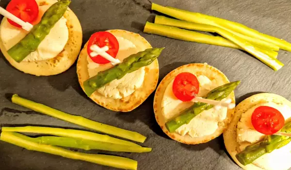 Tapas con paté de quesos al cava y espárragos