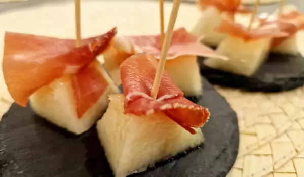 Pinchos de melón con jamón