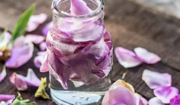 Agua de rosas casera