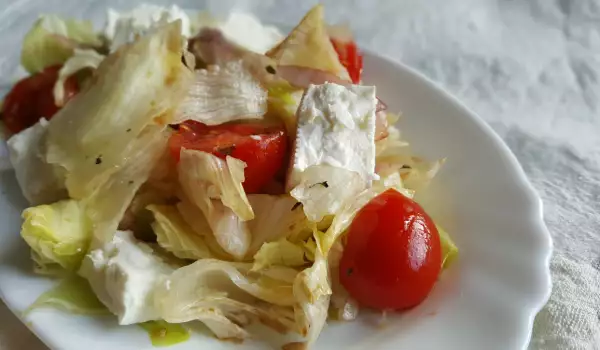 Ensalada de iceberg con tomates cherry