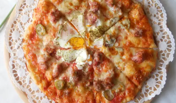 Pizza italiana con carne picada