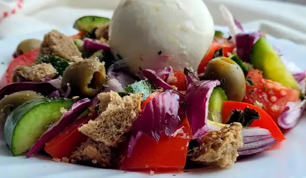 Ensalada italiana con burrata