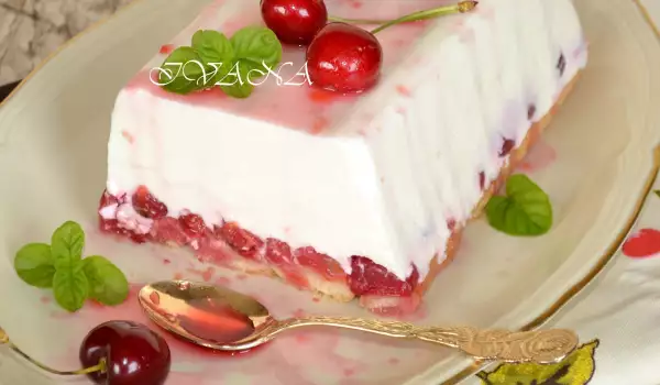 Postre de gelatina con yogur y cerezas