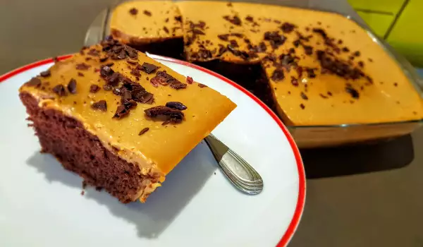 Magnífico pastel de cacao con crema