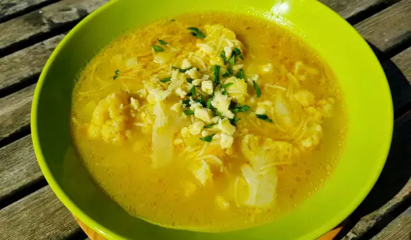 Sopa de coliflor fácil y deliciosa