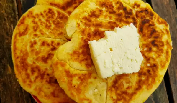 Panecillos planos, rellenos de queso (sartén)