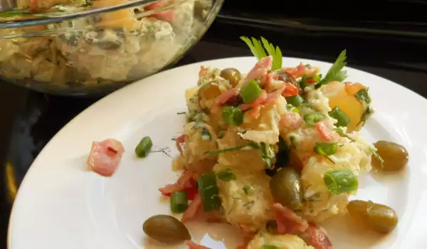 Ensalada de patata con bacon y hierbas frescas