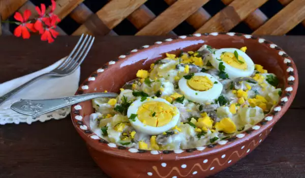 Ensalada de patatas con atún, champiñones y huevo