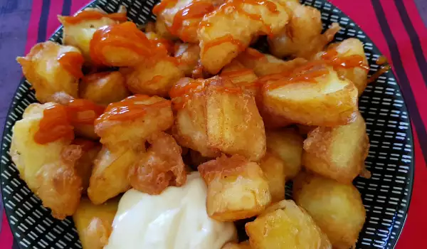 Patatas bravas en tempura