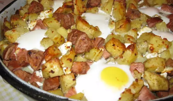 Patatas al horno con salchicha y huevo
