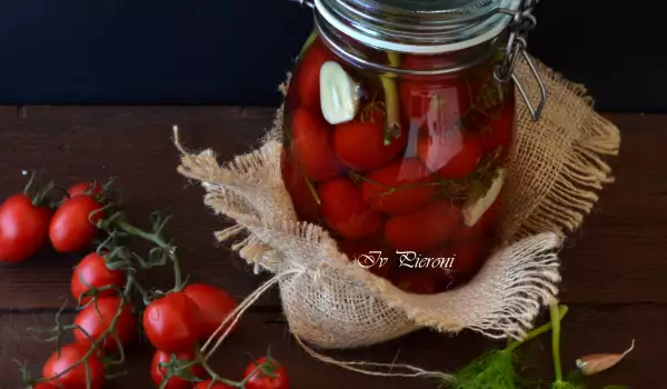Tomates cherry encurtidos con eneldo y ajo